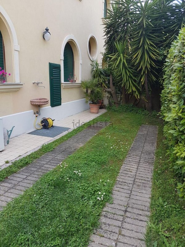 casa indipendente in vendita a Massa in zona Marina dei Ronchi