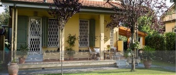 casa indipendente in vendita a Massa in zona Marina dei Ronchi