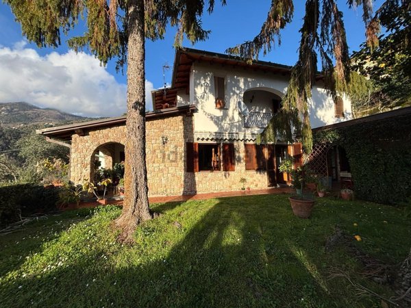 casa indipendente in vendita a Massa