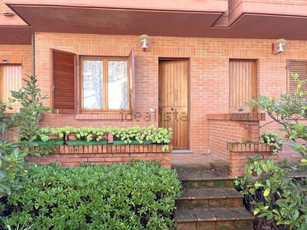 casa indipendente in vendita a Massa in zona Marina dei Ronchi