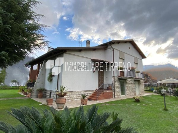 casa indipendente in vendita a Massa