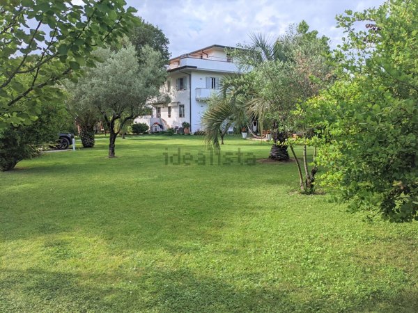 casa indipendente in vendita a Massa in zona Poveromo
