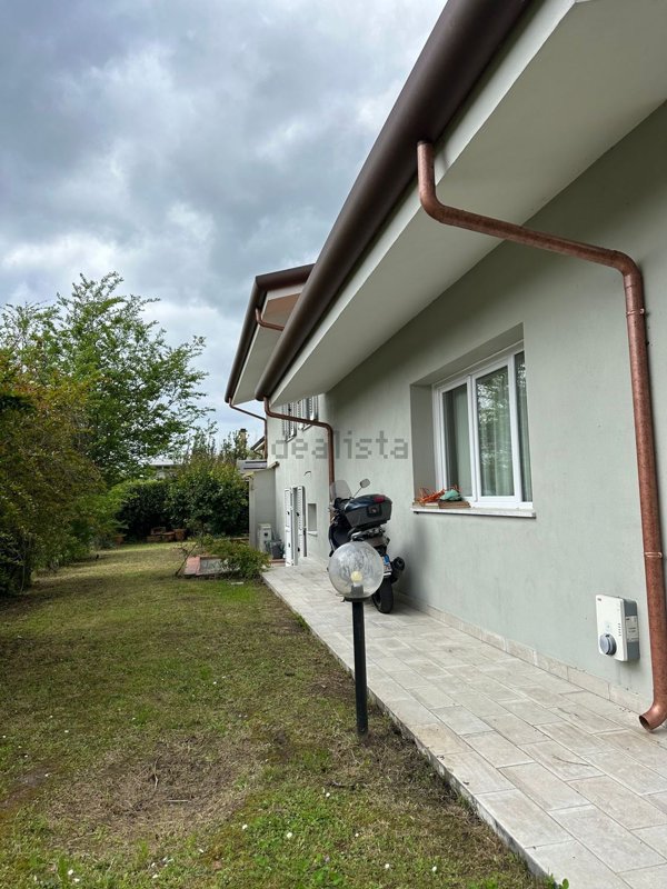 casa indipendente in vendita a Massa in zona Marina dei Ronchi