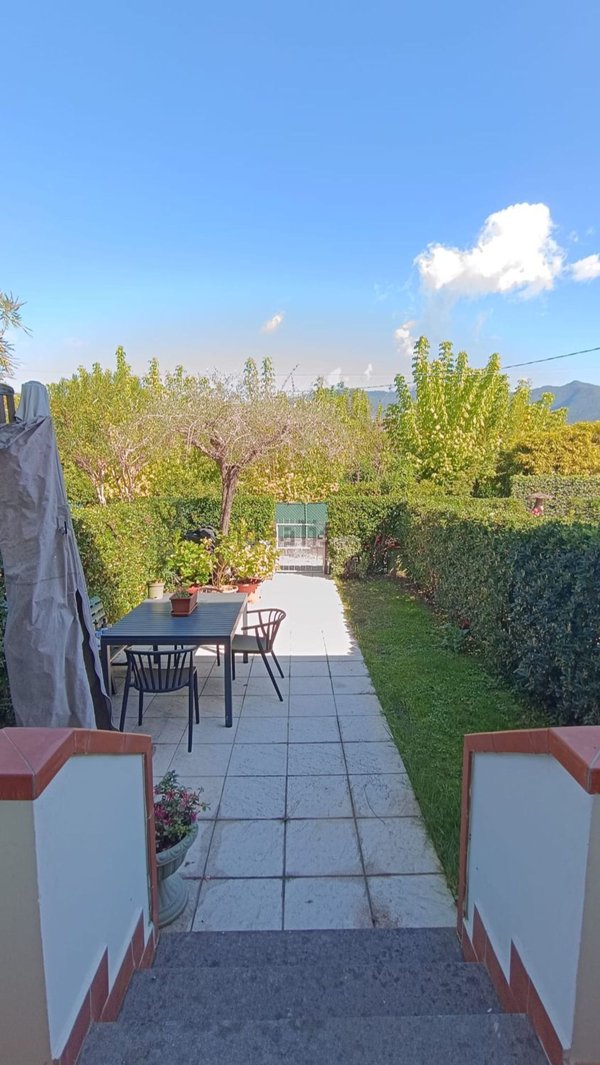 casa indipendente in vendita a Massa in zona Marina dei Ronchi