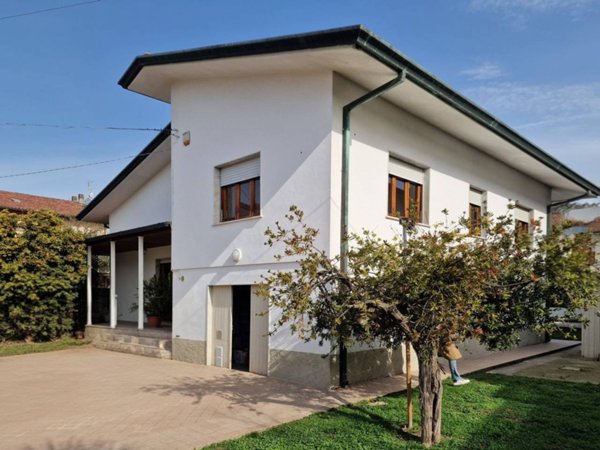 casa indipendente in vendita a Massa in zona Marina di Massa