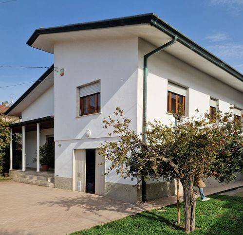 casa indipendente in vendita a Massa in zona Marina di Massa