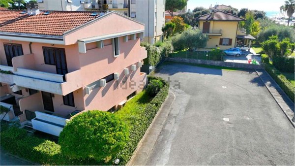 casa indipendente in vendita a Massa in zona Marina dei Ronchi
