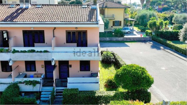 casa indipendente in vendita a Massa in zona Marina dei Ronchi
