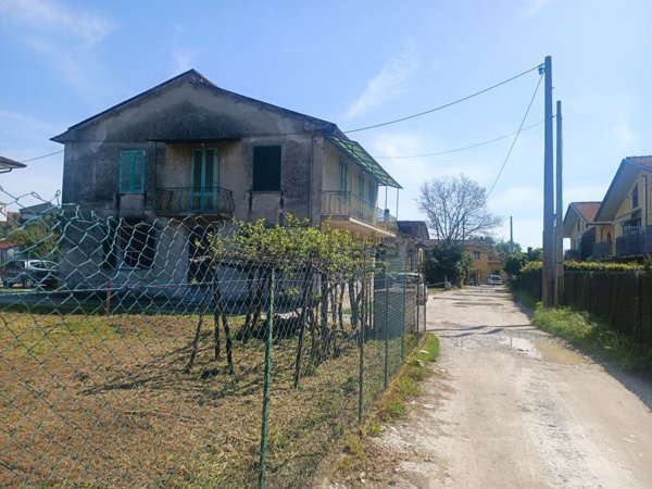 casa indipendente in vendita a Massa