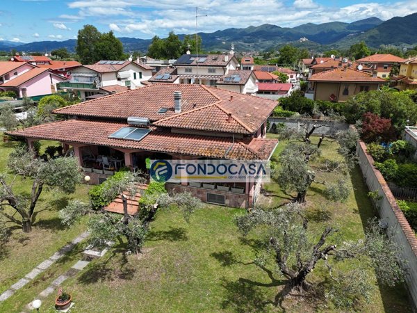 casa indipendente in vendita a Massa in zona Centro Storico