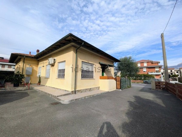 casa indipendente in vendita a Massa