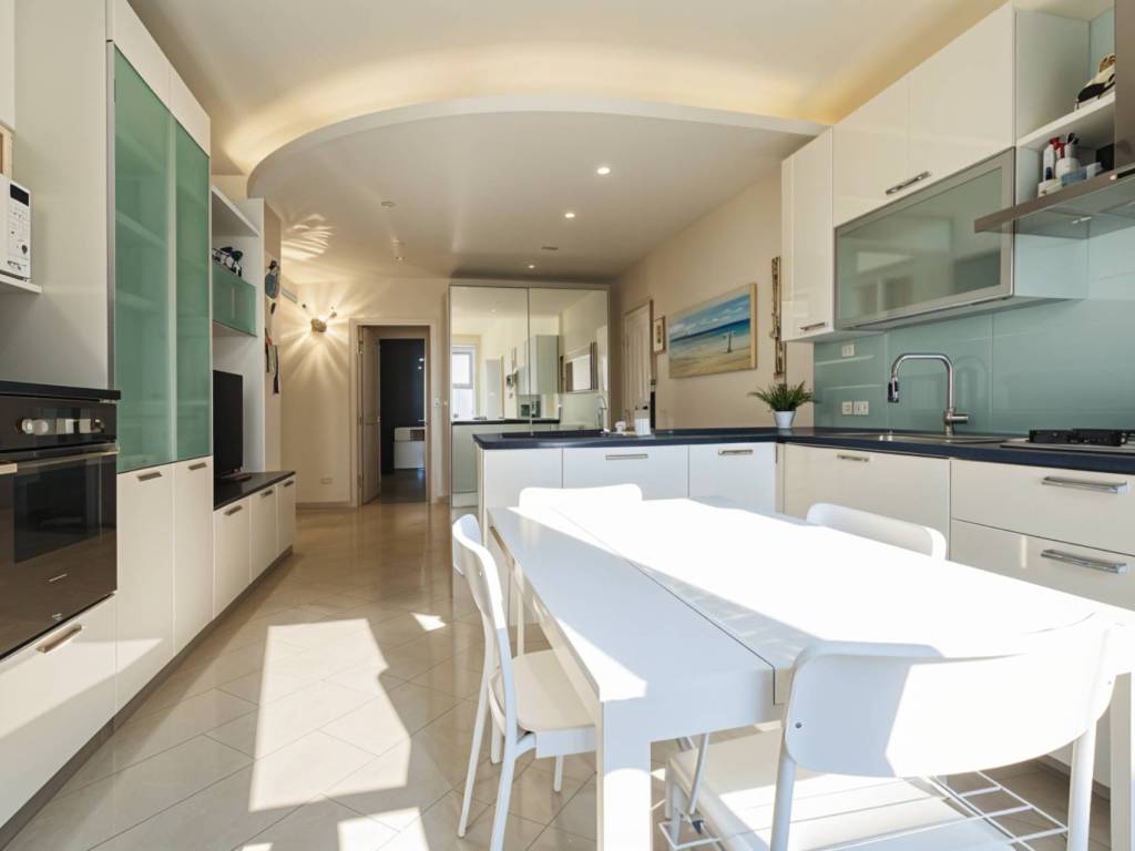 appartamento in vendita a Massa in zona Marina di Massa