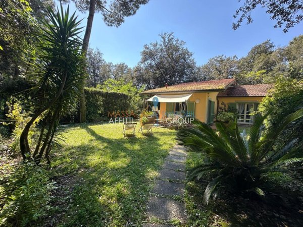 casa indipendente in vendita a Massa in zona Marina dei Ronchi