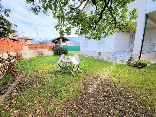 casa indipendente in vendita a Massa in zona Quercioli