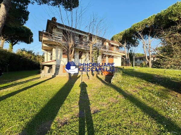 casa indipendente in vendita a Massa in zona Marina dei Ronchi