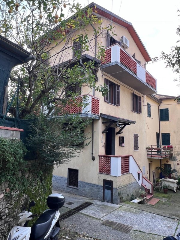 casa indipendente in vendita a Massa