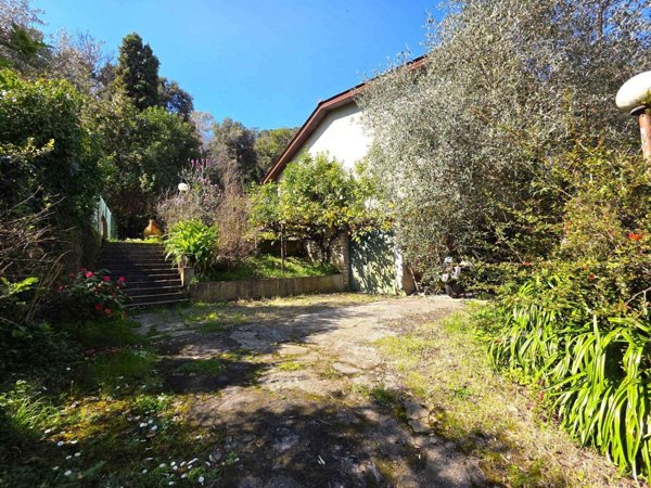 casa indipendente in vendita a Massa in zona Centro Storico