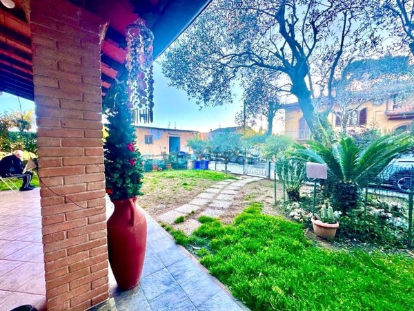 casa indipendente in vendita a Massa in zona Poveromo