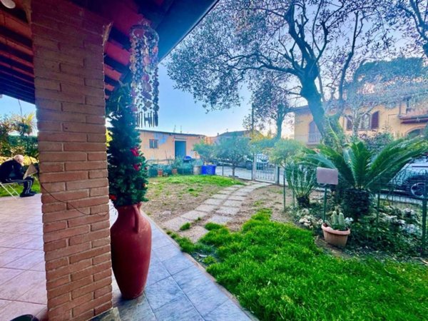 casa indipendente in vendita a Massa in zona Poveromo