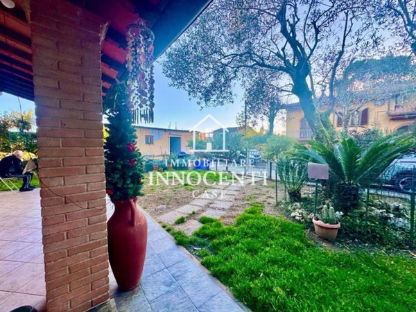 casa indipendente in vendita a Massa in zona Poveromo
