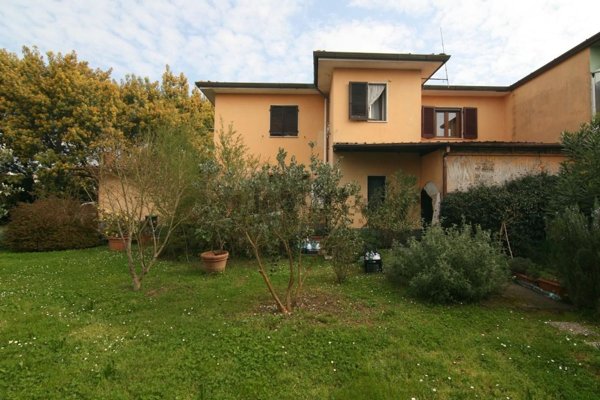 casa indipendente in vendita a Massa in zona Marina di Massa