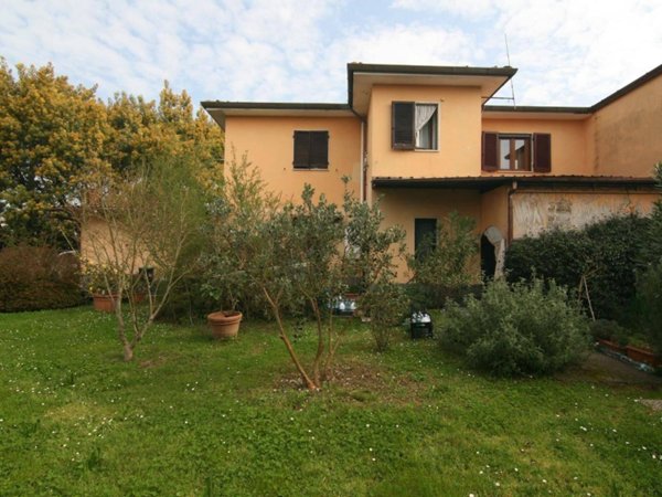 casa indipendente in vendita a Massa in zona Marina di Massa