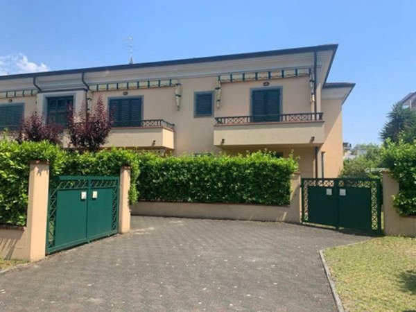appartamento in vendita a Massa in zona Marina dei Ronchi