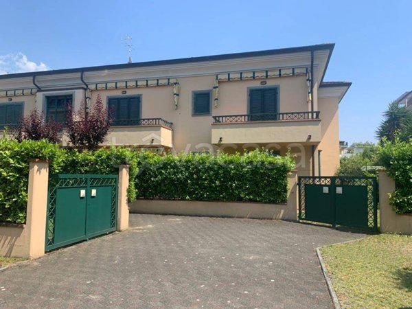 appartamento in vendita a Massa in zona Marina dei Ronchi