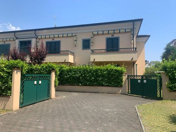 appartamento in vendita a Massa in zona Marina dei Ronchi