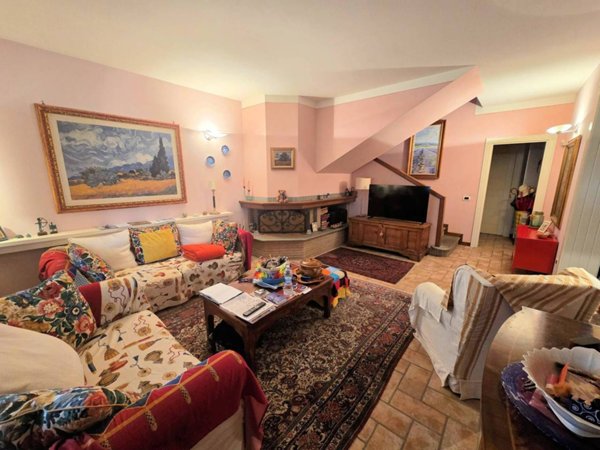 casa indipendente in vendita a Massa