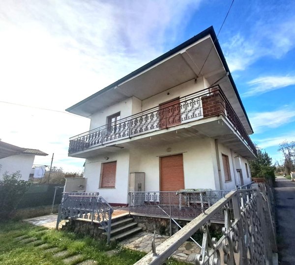 casa indipendente in vendita a Massa in zona Marina di Massa