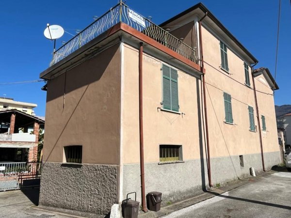 casa indipendente in vendita a Massa in zona Centro Storico
