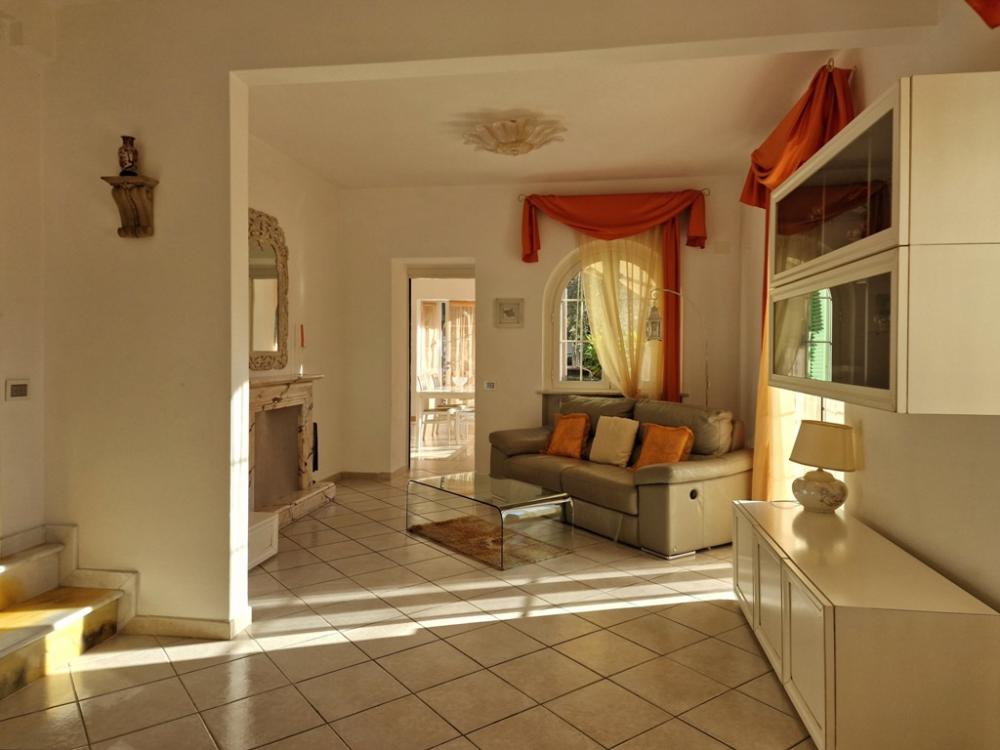 casa indipendente in vendita a Massa