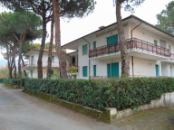 appartamento in vendita a Massa in zona Marina dei Ronchi