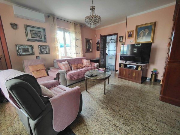 casa indipendente in vendita a Massa