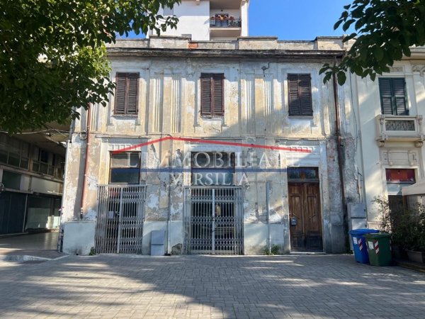 appartamento in vendita a Massa in zona Centro Storico