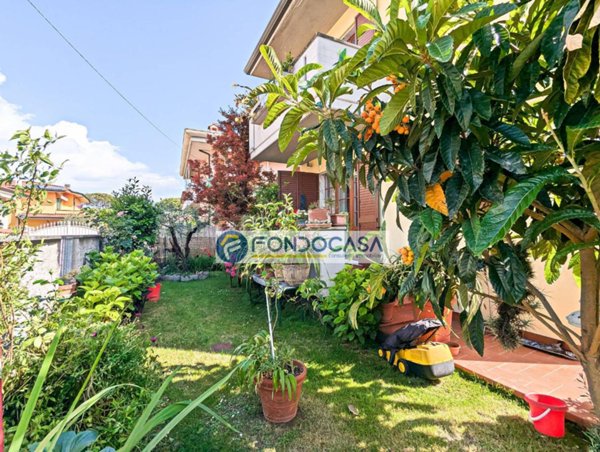 casa indipendente in vendita a Massa in zona Marina di Massa