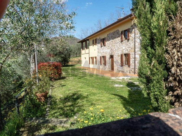 casa indipendente in vendita a Massa