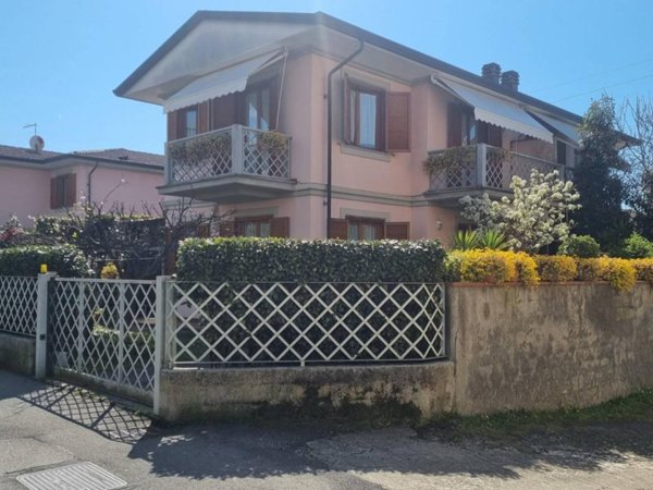 casa indipendente in vendita a Massa in zona Marina di Massa