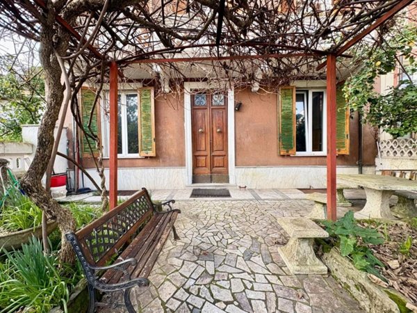 casa indipendente in vendita a Massa in zona Centro Storico