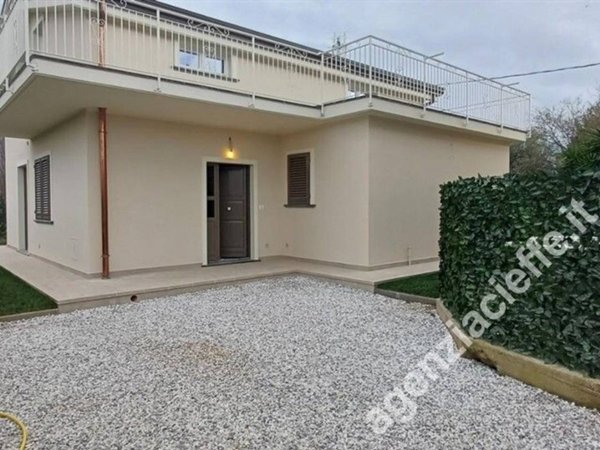 casa indipendente in vendita a Massa in zona Marina di Massa