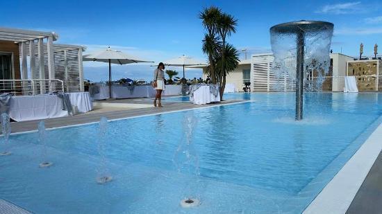 negozio in vendita a Massa in zona Marina dei Ronchi