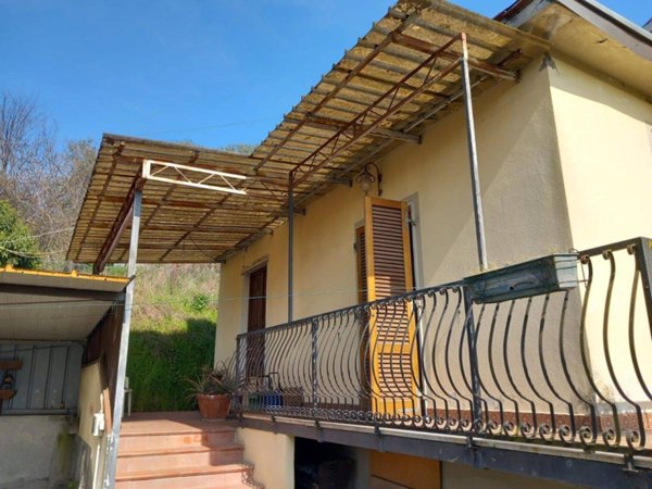 casa indipendente in vendita a Massa in zona Romagnano