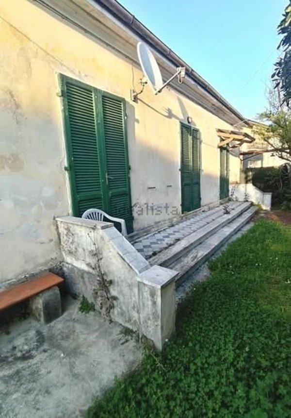 casa indipendente in vendita a Massa in zona Castagnola