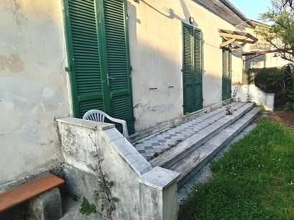 casa indipendente in vendita a Massa in zona Romagnano