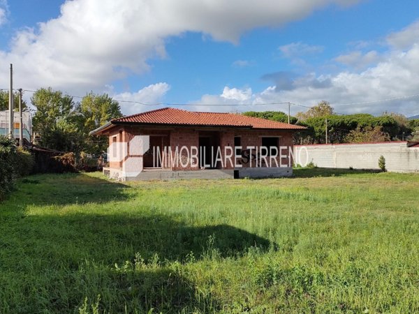 casa indipendente in vendita a Massa in zona Marina di Massa