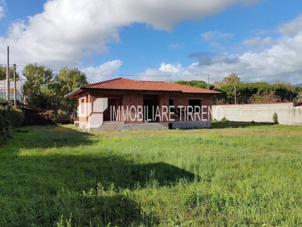 casa indipendente in vendita a Massa in zona Marina di Massa
