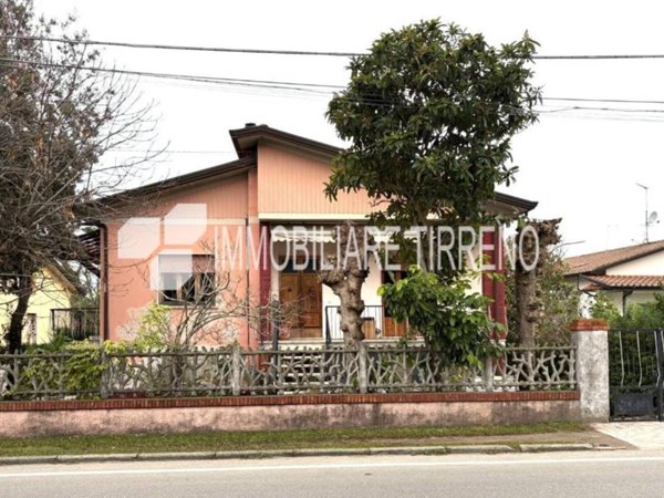 casa indipendente in vendita a Massa in zona Marina dei Ronchi