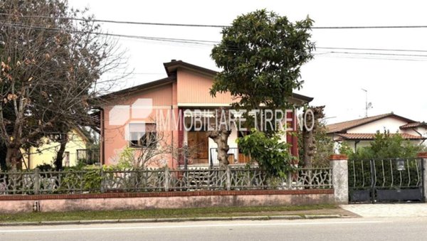casa indipendente in vendita a Massa in zona Marina dei Ronchi