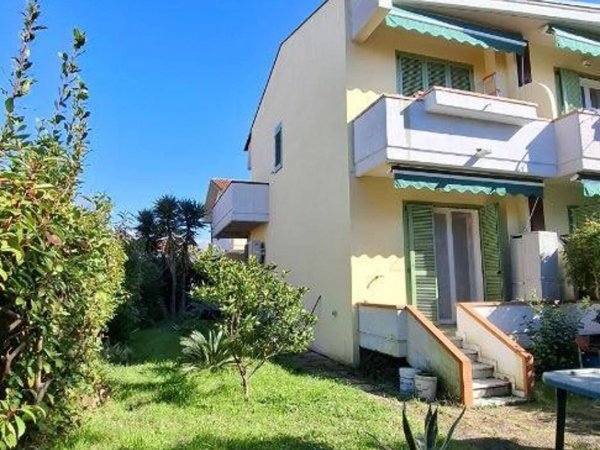 casa indipendente in vendita a Massa in zona Marina di Massa